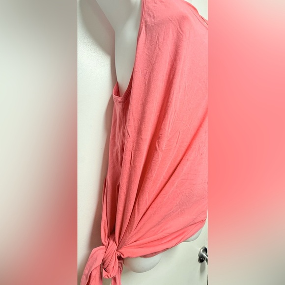 Lululemon “To The Point Tank “Glossy Pink asymmetrical - Picture 4 of 9